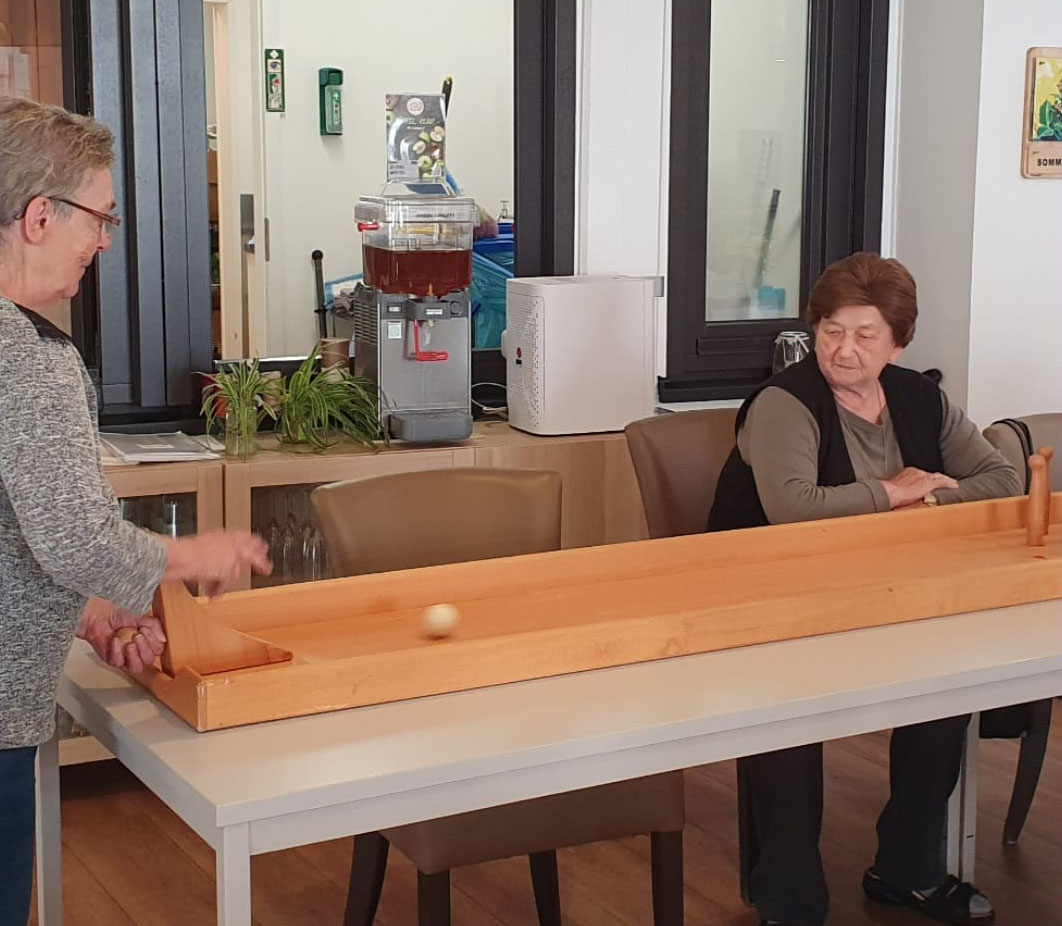 Spaß in der Tagespflege, beim Kegelspielen und Kuchenbacken